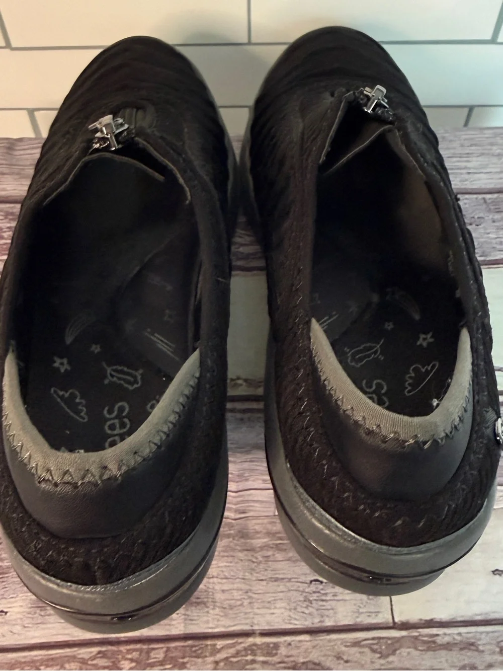 Bzees Womens Fancy ✨ Low Top Zipper Walking Shoes Size 6